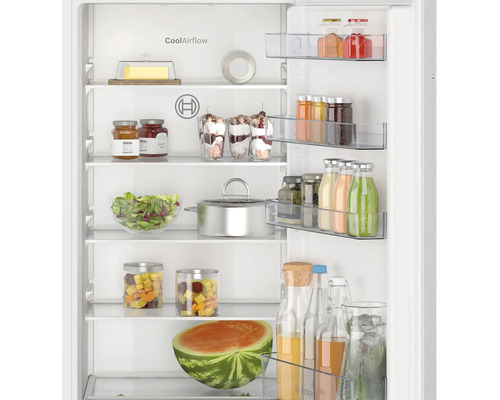 Réfrigérateur Bosch ouvert avec technologie CoolAirflow, rempli de produits alimentaires sur des clayettes en verre et dans des balconnets.