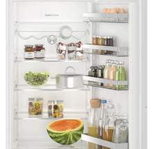 Intérieur d'un réfrigérateur Bosch avec des étagères en verre et des balconnets de porte remplis, équipé du système CoolAirflow.