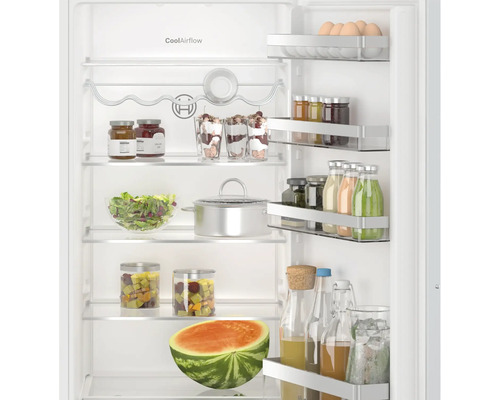 Intérieur d'un réfrigérateur Bosch avec des étagères en verre et des balconnets de porte remplis, équipé du système CoolAirflow.