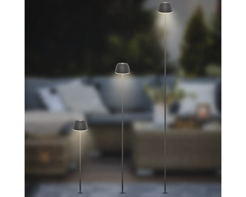 Trois lampes solaires LED de hauteurs différentes avec abat-jour nervuré pour un éclairage extérieur décoratif dans le jardin.