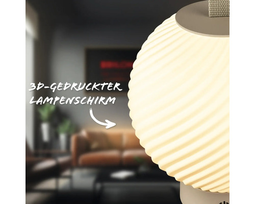Moderne Tischleuchte mit dreidimensional gedrucktem Lampenschirm in einem Wohnzimmer