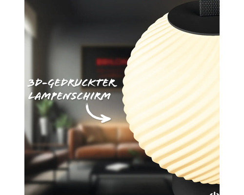 Detailansicht einer modernen Tischleuchte mit geripptem, 3D gedrucktem Lampenschirm im Wohnzimmer.