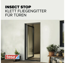 Moustiquaire de porte tesa Insect Stop à fixation autoagrippante installée sur une porte de balcon avec des plantes