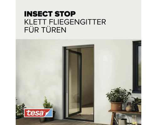 Moustiquaire de porte tesa Insect Stop à fixation autoagrippante installée sur une porte de balcon avec des plantes