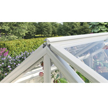 Vue détaillée du profilé de faîtage en aluminium d une serre avec raccord d angle dans le jardin.