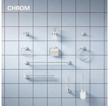 Ensemble d'accessoires de salle de bain en métal aspect chrome, monté sur un mur carrelé.