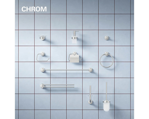 Ensemble d'accessoires de salle de bain en métal aspect chrome, monté sur un mur carrelé.