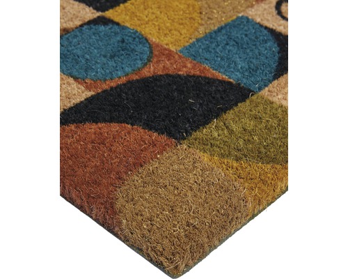 Paillasson en fibre de coco avec motif géométrique.