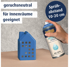 Eine Hand sprüht mit einer Hellon Aqua Colours Sprühdose ein kleines Hausmodell an, mit Hinweisen zu Geruchsneutralität und Sprühabstand.