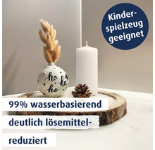Weihnachtliche Tischdekoration mit einer bemalten Kugel, Stumpenkerze und Tannenzapfen auf einer Holzscheibe, geeignet für Kinderspielzeug.