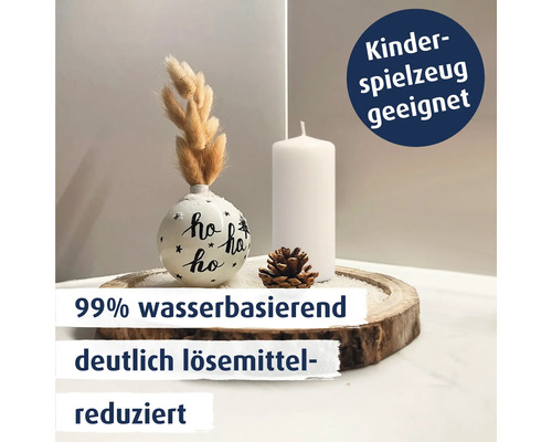 Weihnachtliche Tischdekoration mit einer bemalten Kugel, Stumpenkerze und Tannenzapfen auf einer Holzscheibe, geeignet für Kinderspielzeug.