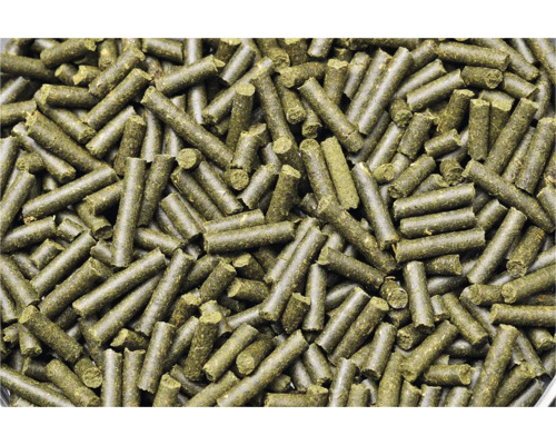 Eine Nahaufnahme von komprimierten Grasfutterpellets für Tiere.