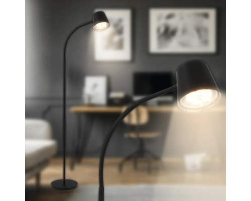 Lampadaire moderne avec bras incurvé et abat jour rond dans un salon au design élégant