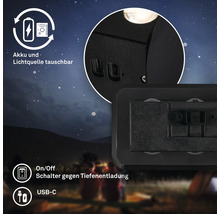 Wandleuchte mit austauschbarem Akku und Leuchtmittel, USB-C Anschluss und Tiefentladeschutzschalter vor einem Sternenhimmel bei Nacht.