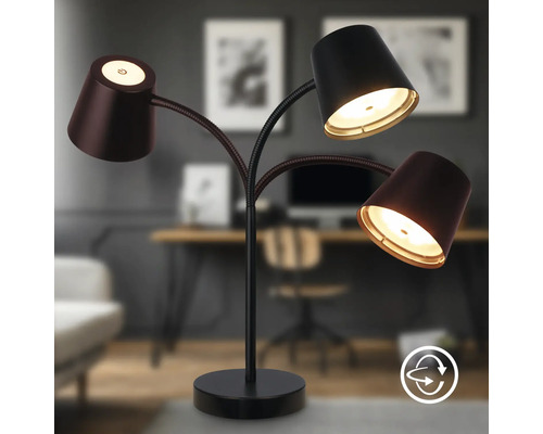Moderne Schreibtischleuchte mit drei flexiblen Leuchtenarmen und LED Leuchtmitteln für eine gezielte Arbeitsplatzbeleuchtung im Büro.