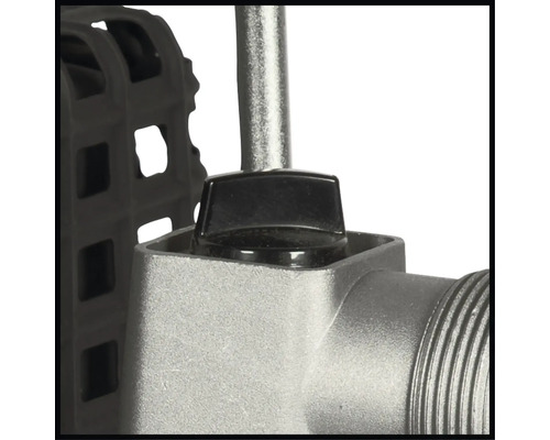 Vue détaillée d une valve sur une pompe de jardin ou un surpresseur domestique avec bouton rotatif.