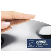 Une main touche une surface de produit durable et facile à nettoyer.