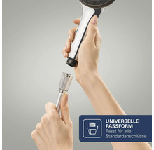 Mains tenant une pomme de douche et un flexible de douche pour un montage simple avec un raccord universel pour toutes les connexions standard.