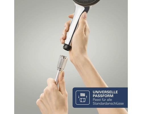 Mains tenant une pomme de douche et un flexible de douche pour un montage simple avec un raccord universel pour toutes les connexions standard.