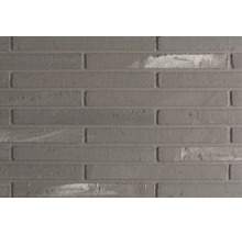 Mur avec plaquettes de parement aspect brique à surface structurée.