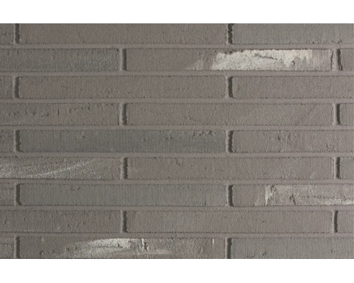 Mur avec plaquettes de parement aspect brique à surface structurée.