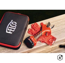 Sécateur électrique Felco avec batterie, gants de travail et sac de rangement sur une surface en bois. (Image AI modified or generated)