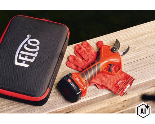 Sécateur électrique Felco avec batterie, gants de travail et sac de rangement sur une surface en bois. (Image AI modified or generated)