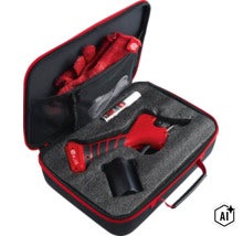 Set de sécateur à batterie Felco dans une mallette de rangement avec gants de travail et spray d entretien (Image AI modified or generated)