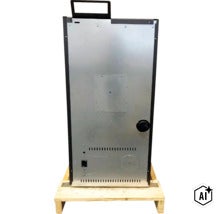 Vue arrière d'un poêle à bois avec boîtier en métal sur une palette en bois pour le transport. (Image AI modified or generated)