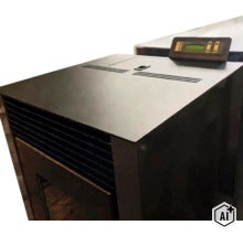Poêle à granulés avec panneau de commande numérique sur le dessus pour le réglage de la température et le chauffage. (Image AI modified or generated)