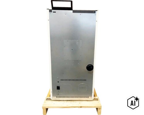 Rückseite eines Pelletkaminofens aus Metall auf einer Holzpalette stehend. (Image AI modified or generated)