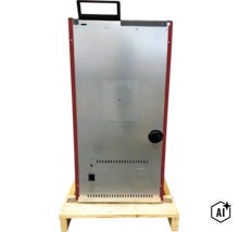 Vue arrière d un poêle à granulés avec revêtement métallique sur une palette en bois pour le transport. (Image AI modified or generated)