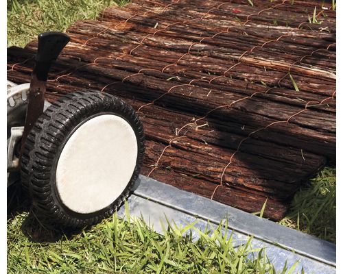 Holzmatte auf einer Schubkarre