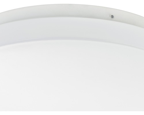 Detailansicht einer runden, weißen Deckenleuchte