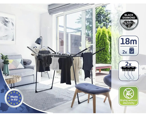 Ein schwarzer Wäscheständer mit 18 Metern Trockenlänge in einem modernen Wohnzimmer mit Terrassenzugang und Symbolen für die Funktionen.