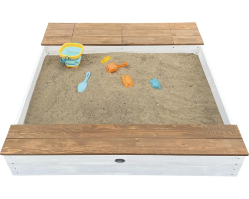 Sandkasten aus Holz mit Sitzbänken und Sandspielzeug