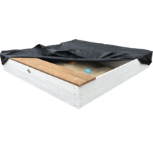 Quadratischer Sandkasten aus Holz mit einer Abdeckplane, teilweise mit Sand gefüllt und mit Spielzeug versehen.