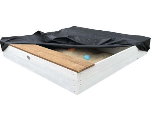 Quadratischer Sandkasten aus Holz mit einer Abdeckplane, teilweise mit Sand gefüllt und mit Spielzeug versehen.