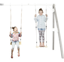 Deux enfants jouent sur une balançoire en bois avec deux sièges fixée à un portique de balançoire pour le jardin.