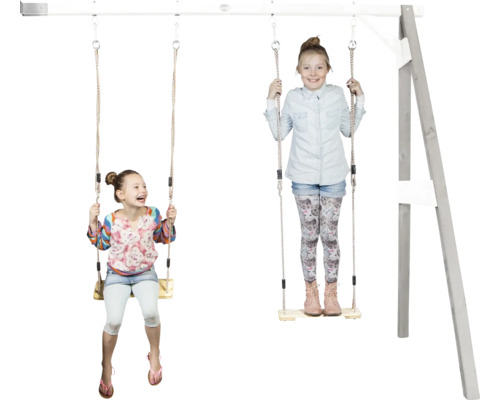Deux enfants jouent sur une balançoire en bois avec deux sièges fixée à un portique de balançoire pour le jardin.