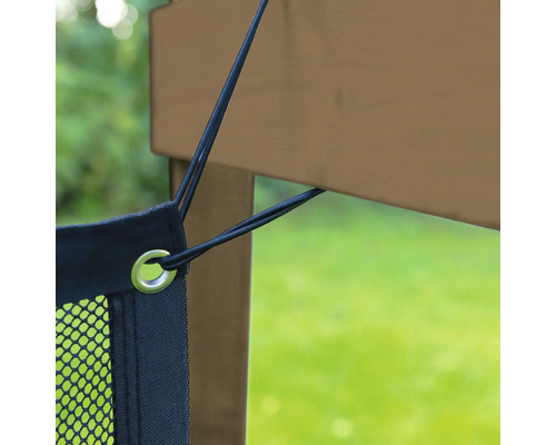 Fixation d une maille foncée sur un poteau en bois à l aide d un tendeur élastique passant par un œillet métallique.