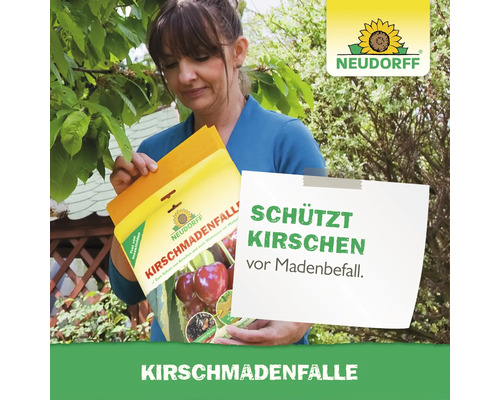 Eine Frau hält eine Neudorff Kirschmadenfalle in den Händen, um Kirschen im Garten vor Madenbefall zu schützen.