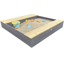 Bac à sable en bois avec bancs rempli de sable et de jouets