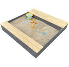 Bac à sable carré en bois avec deux bancs et jouets de sable.