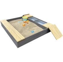 Bac à sable carré en bois avec assises et deux bacs de jeu intégrés, incluant divers jouets de sable.