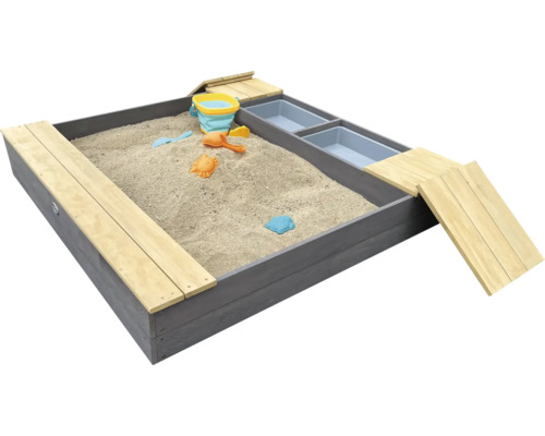 Bac à sable carré en bois avec assises et deux bacs de jeu intégrés, incluant divers jouets de sable.