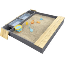 Bac à sable en bois avec deux bacs de rangement intégrés et larges bancs, incluant des jouets de sable.