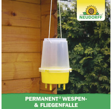 Neudorff Permanent Wespen und Fliegenfalle zum Aufhängen an einer Holzwand im Freien.
