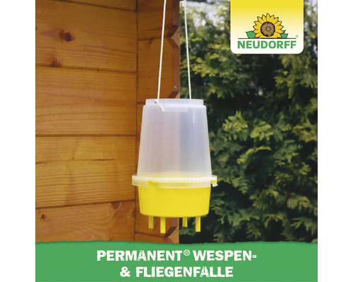 Neudorff Permanent Wespen und Fliegenfalle zum Aufhängen an einer Holzwand im Freien.