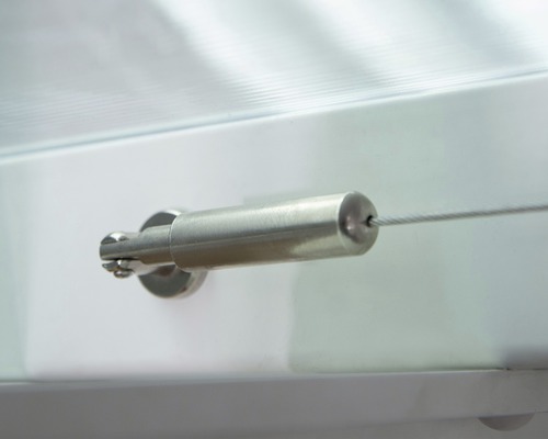 Vue détaillée d''une suspension par câble métallique pour une pergola de terrasse